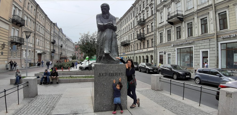 Gabriela e Olívia junto a uma estátua de Dostoiévski em São Petersburgo, na Rússia. — Foto: Arquivo pessoal/Gabriela Antunes