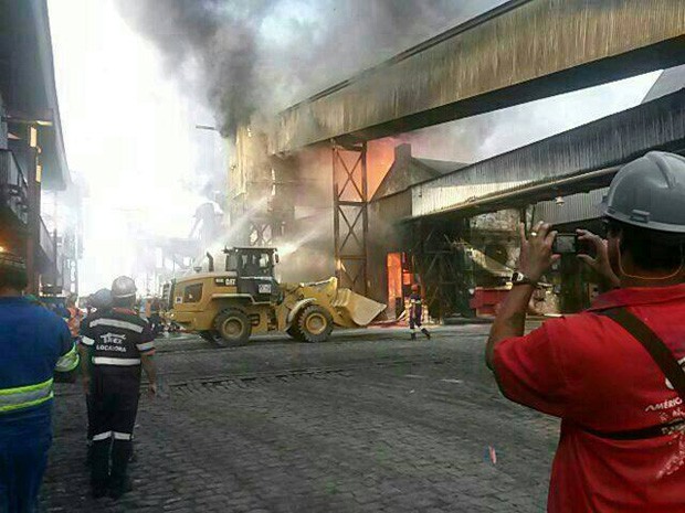 Bombeiros tentam combater as chamas durante incêndio em Santos (Foto: G1)