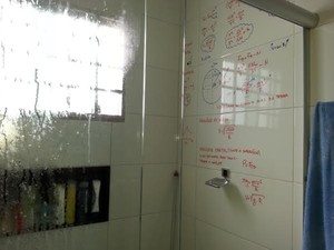 O banheiro de Lucas Campos é repleto de fórmulas de matemática, física e química (Foto: Jesana de Jesus/G1)