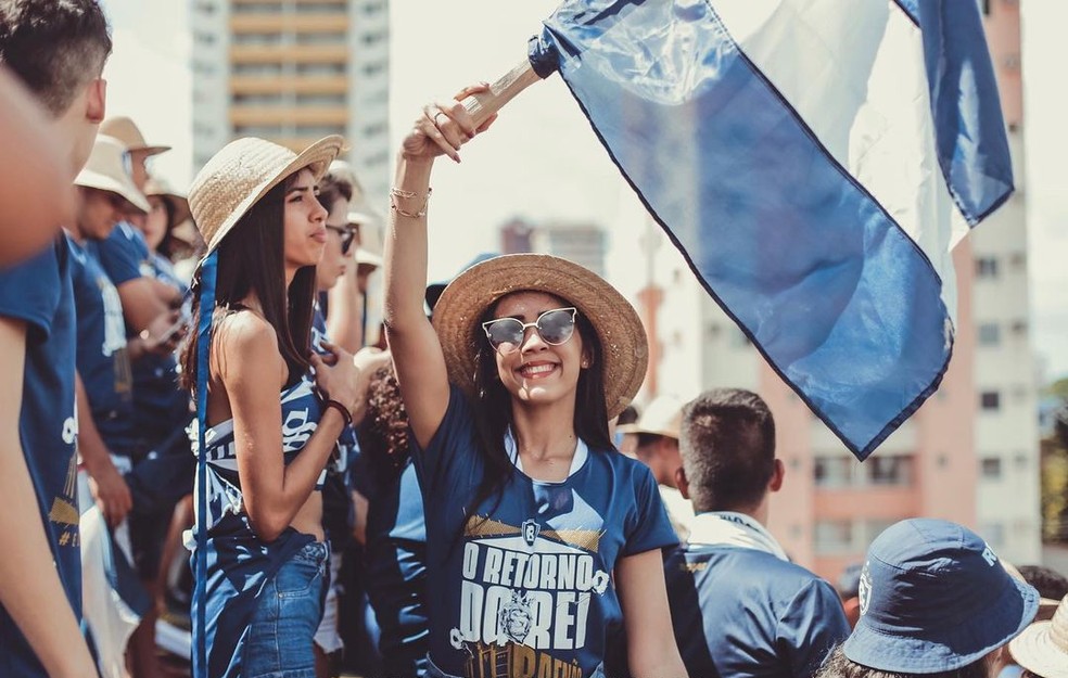 As mulheres estão cada vez mais presente nos estádios e exigem respeito — Foto: Lívia Alencar/Honre Essa Camisa