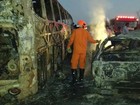 Ônibus e caminhonete pegam fogo após batida e deixam mortos em RR