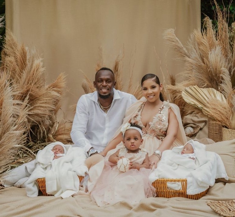 Usain Bolt ao lado da companheira Kasi Bennett, da filha Olympia, 1, e dos gêmeos Thunder e Saint Leo (Foto: Reprodução/Instagram)