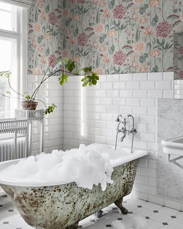 Décor do dia: banheiro com papel de parede de estampa floral (Foto: Divulgação)