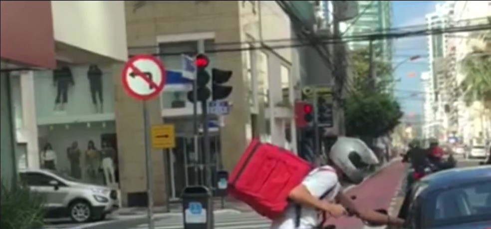 Cameras Ao Vivo Balneario Camboriu Av Do Estado Video Mostra Assalto A Motorista De Carro De Luxo Durante Parada No Sinal Em Balneario Camboriu Santa Catarina G1