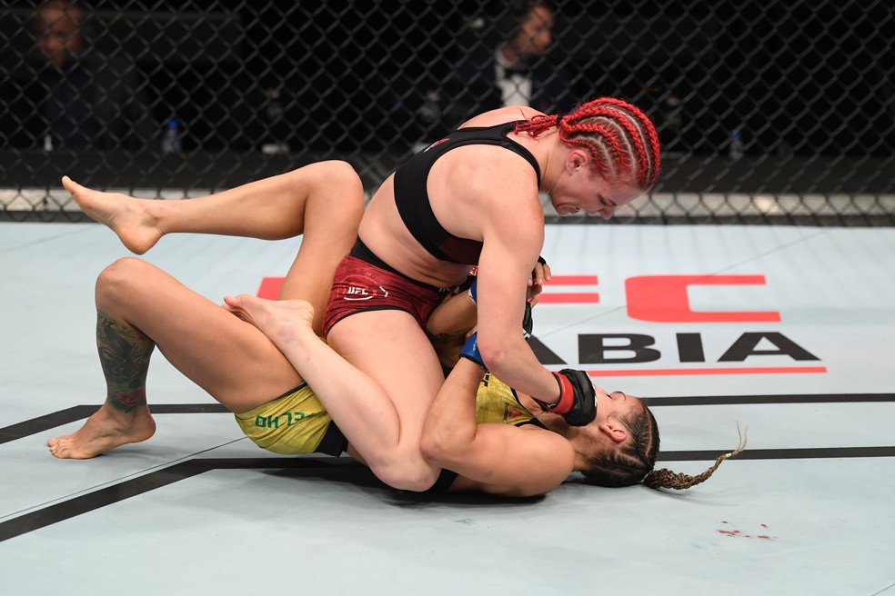 Gillian Robertson dominou Poliana Botelho no chão no UFC Ortega x Zumbi Coreano — Foto: Getty Images