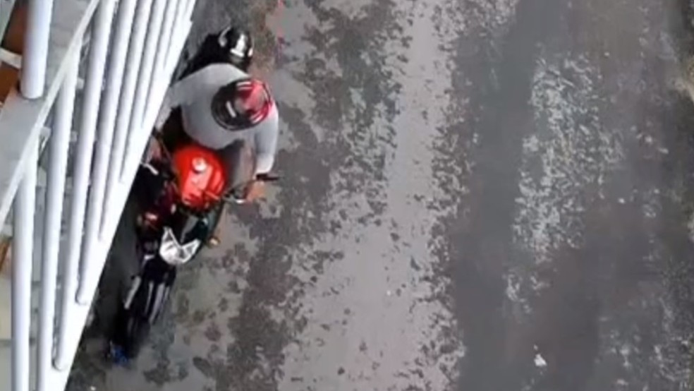 Motociclista é flagrado se masturbando em ruas do Bairro José Walter, em Fortaleza — Foto: TV Verdes Mares/Reprodução