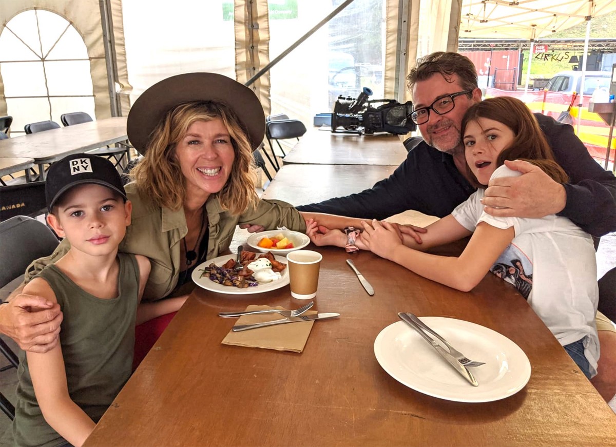 A apresentadora Kate Garraway com o marido, Derek Draper, e os filhos (Foto: Reprodução / Twitter)