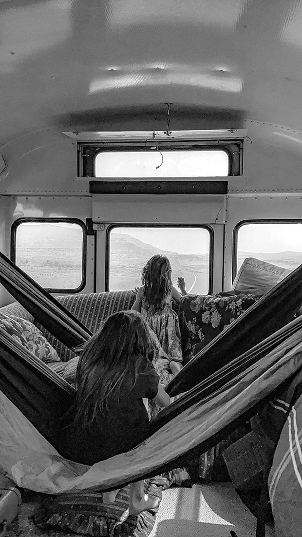 As meninas contemplam a estrada do estado do Colorado para passar o tempo (Foto: Família Reis)