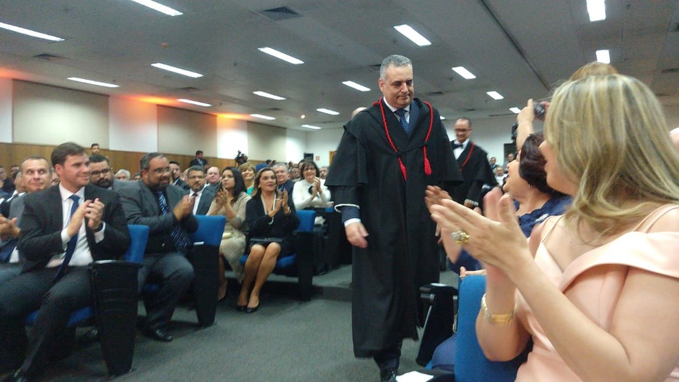 Alfredo Gaspar de Mendonça foi recebido com salva de palmas na solenidade de posse — Foto: Matheus Tenório/G1