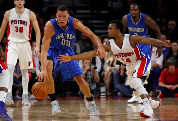 Ish Smith, do Detroit Pistons, disputa a bola com Aaron Gordon, do Orlando Magic (Foto: Getty Images)