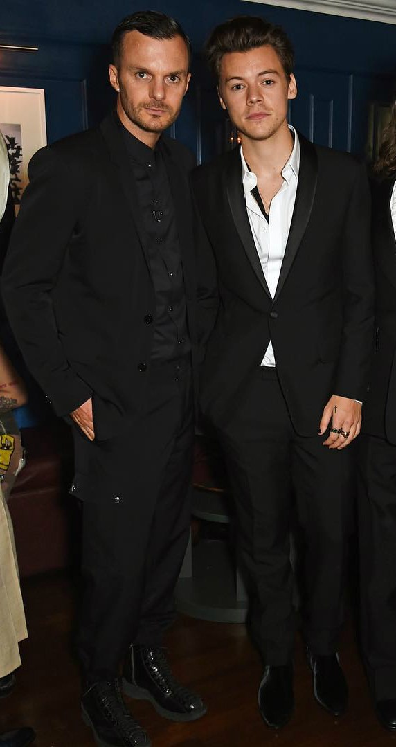 Kris Van Assche, diretor criativo masculino da Dior, ao lado de Harry Styles (Foto: Reprodução/Instagram)