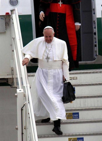 Papa Francisco desembarca após viagem entre o Rio de Janeiro e Roma (Foto: Agência EFE)