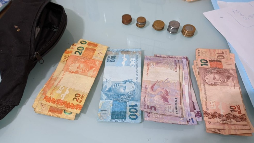 Polícia Militar apreendeu R$ 442 em dinheiro — Foto: Polícia Militar