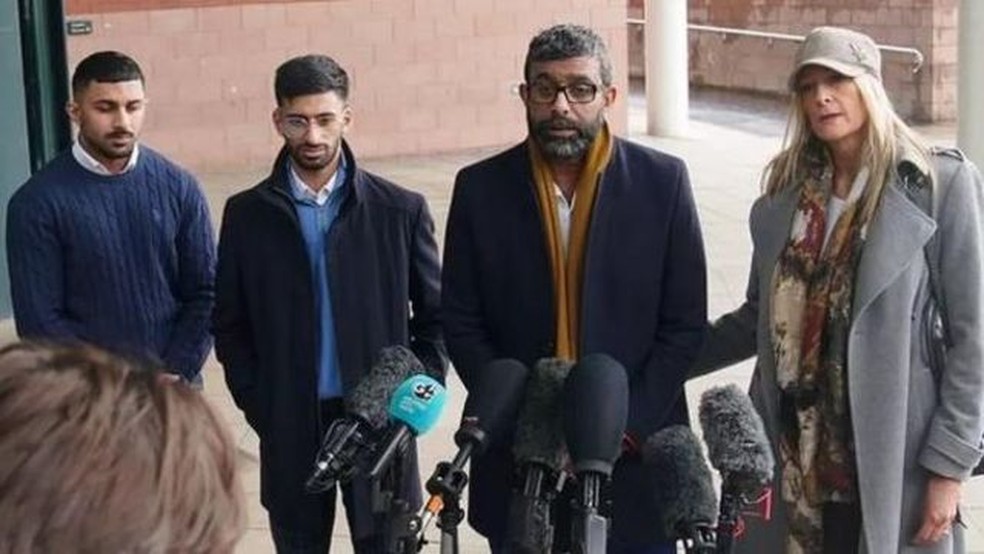 Falsamente acusado, Jordan Trengove (centro) ficou 73 dias preso.  — Foto: PA Media via BBC