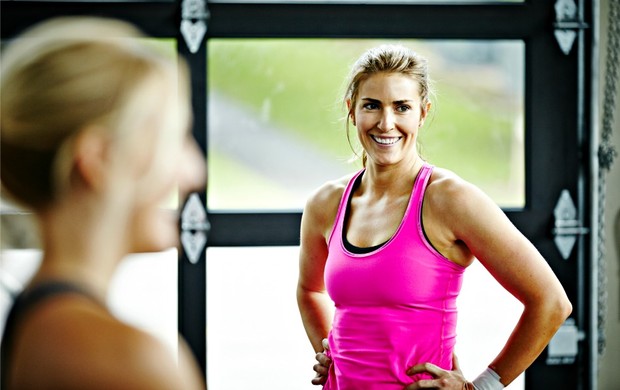 Mulher sorrindo malhando euatleta (Foto: Getty Images)