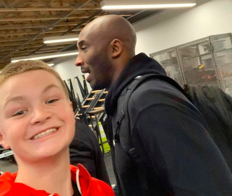 A foto compartilhada pelo jovem Brady Smigiel no Facebook, com o último registro do ex-jogador de basquete Kobe Bryant antes do acidente de helicóptero que o matou junto com a filha (Foto: Facebook)