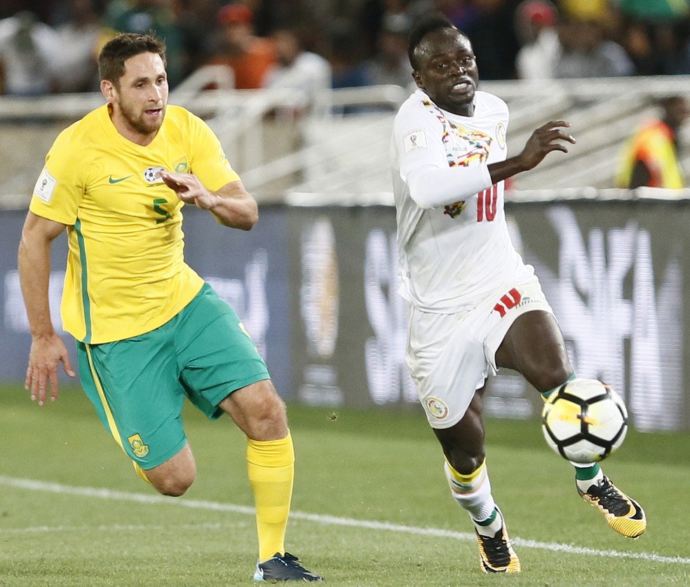 Mané, à direita, persegue a bola: Senegal volta à Copa do Mundo pela primeira vez desde 2002 (Foto: AFP)