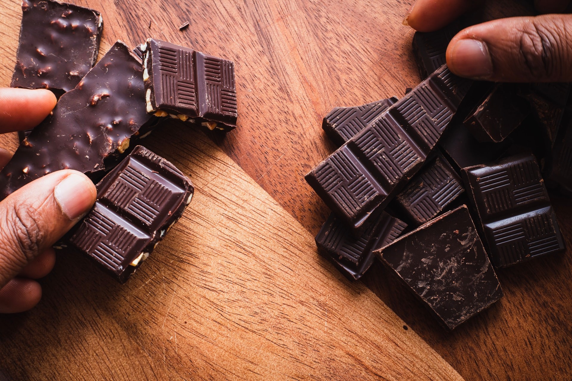 Pó feito com casca de amendoim aumentou níveis de antioxidantes em chocolate ao leite (Foto: Louis Hansel @shotsoflouis/Unsplash)