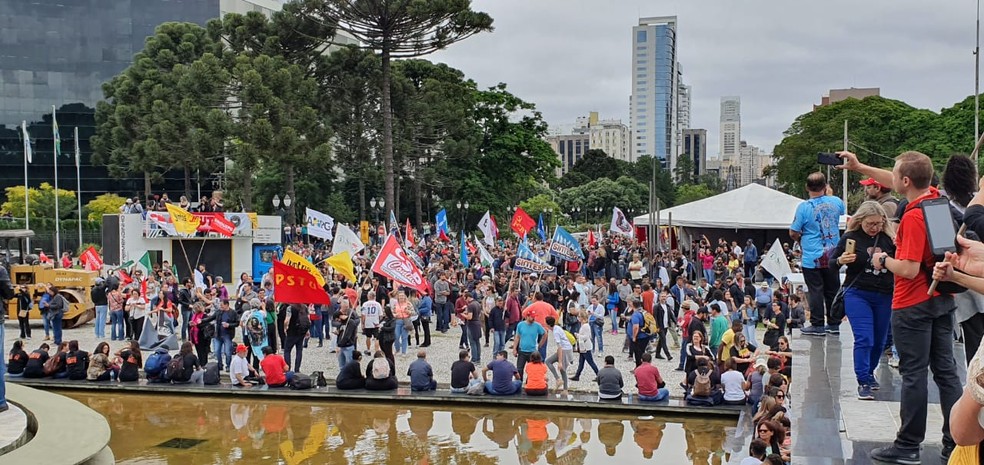 Servidores protestaram em frente ao Palácio Iguaçu, em Curitiba, na manhã terça-feira (3) — Foto: Victor Hugo Bittencourt/RPC