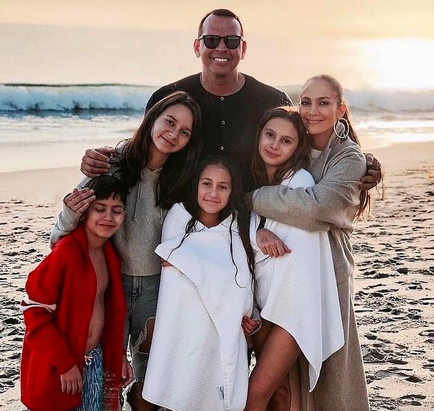 Jennifer Lopez e Alex Rodriguez com os dois filhos dela e as duas filhas dele (Foto: Instagram)