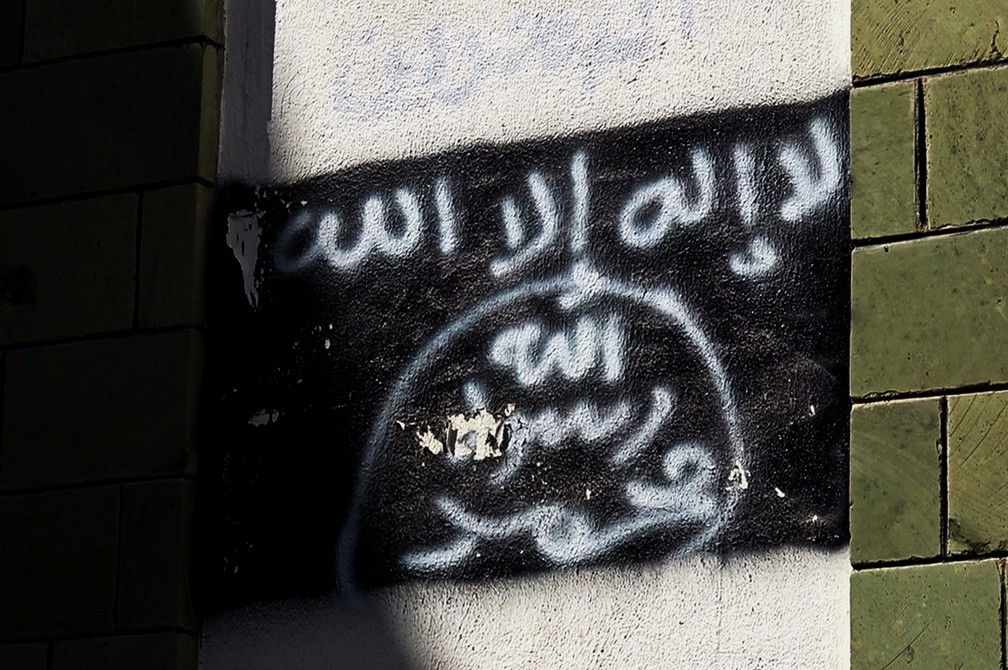 Foto de 2017 mostra grafite com bandeira da Al-Qaeda em muro de escola convertida em centro religioso no Iêmen — Foto: Arquivo/AP Photo