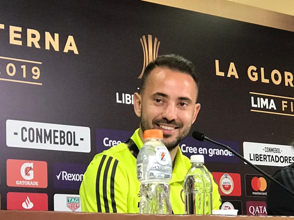 Everton Ribeiro concedeu coletiva em Lima &mdash; Foto: Cah&ecirc; Mota/GloboEsporte.com