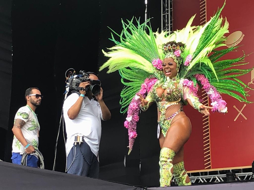 Amanda de Almeida Mattos é uma das finalistas no concurso que vai eleger a Rainha do carnaval do Rio — Foto: Carlos Brito / G1
