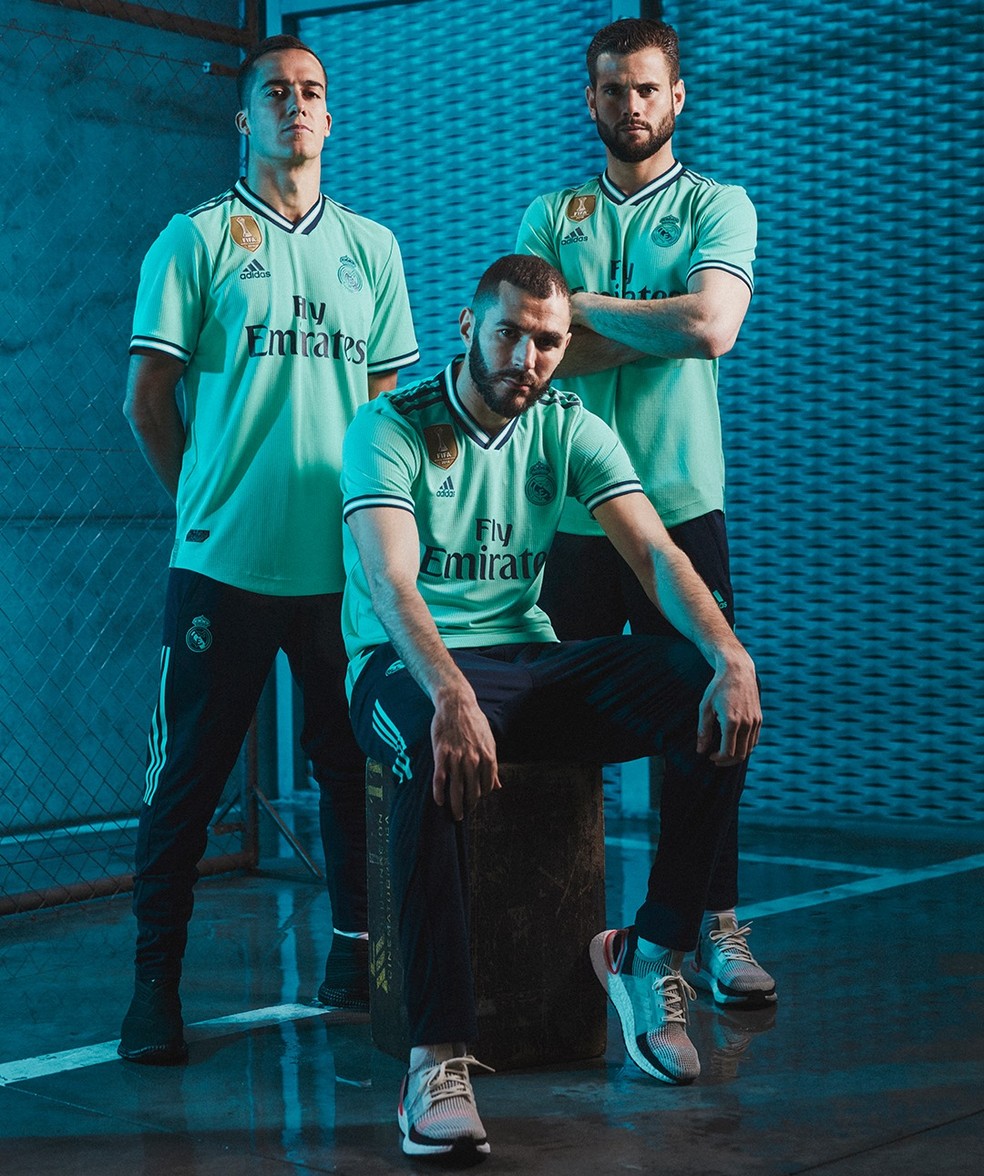 Benzema, Lucas Vázquez e Nacho posam de modelos no lançamento do uniforme — Foto: Reprodução / Facebook