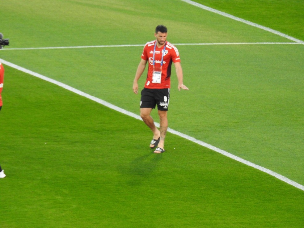 Calleri observa possíveis buracos no gramado do Mario Kempes — Foto: Eduardo Rodrigues