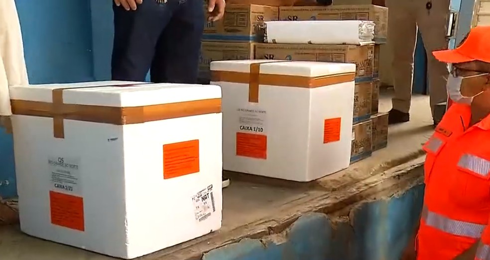 Cerca de 35 mil doses da vacina de Oxford contra Covid-19 deixam a Unicat, em Natal, para serem distribuídas aos municípios do Rio Grande do Norte. — Foto: Reprodução/Inter TV Cabugi