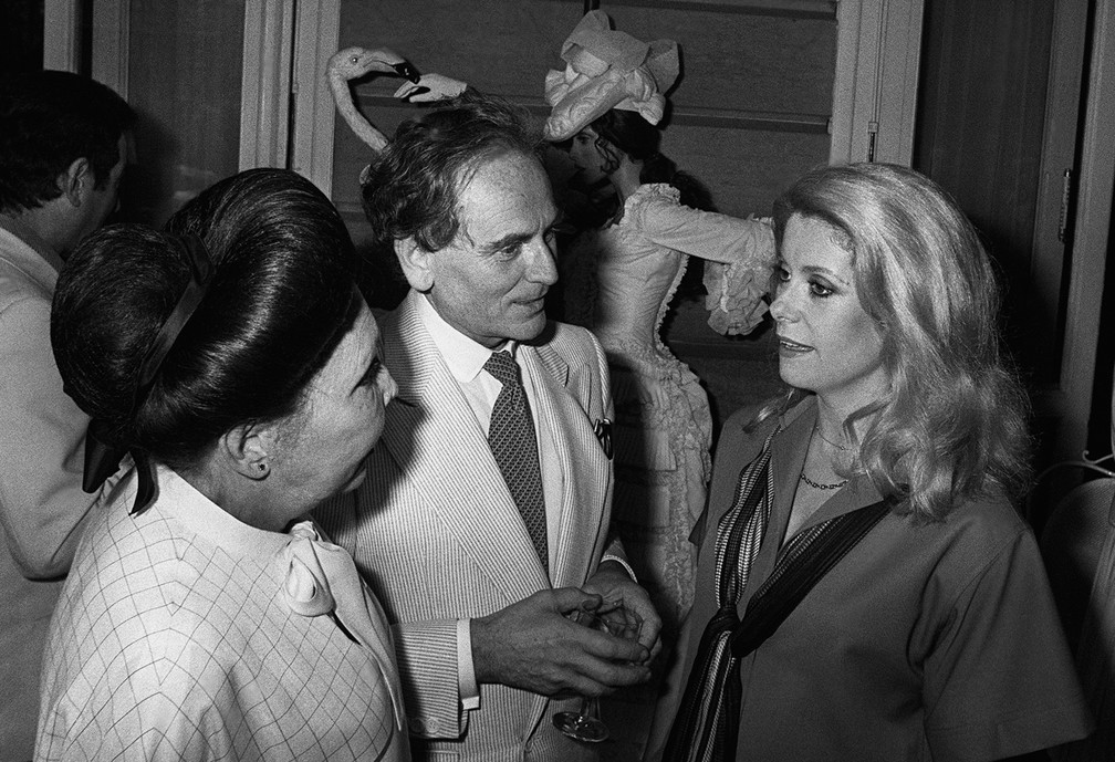 Pierre Cardin com as convidadas Catherine Deneuve e Rosy Carita durante uma recepção no Hotel Ritz de Paris, em julho de 1978 — Foto: Michel Clement/AFP