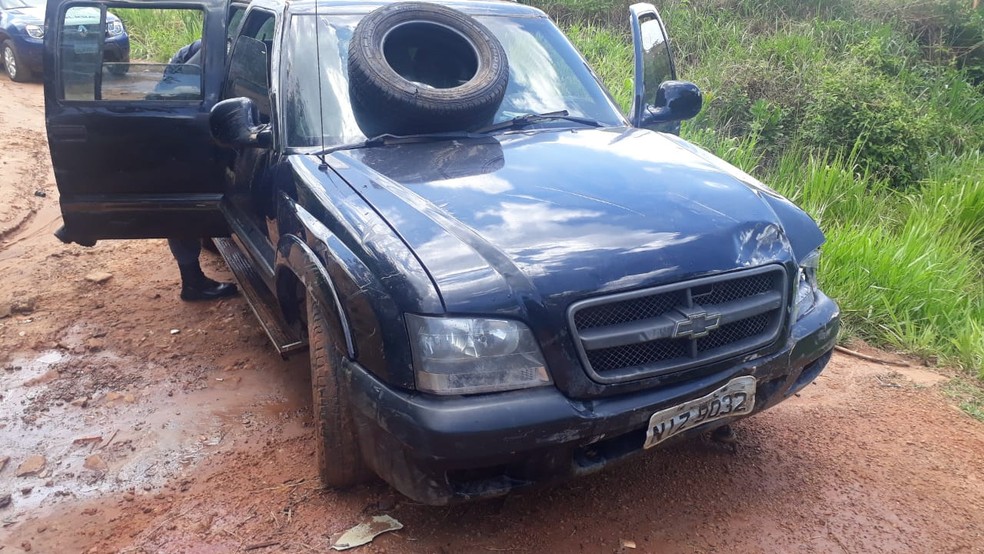 Caminhonete de Junior Kriese foi encontrada danificada próxima de um rio em MT — Foto: Polícia Militar/Divulgação