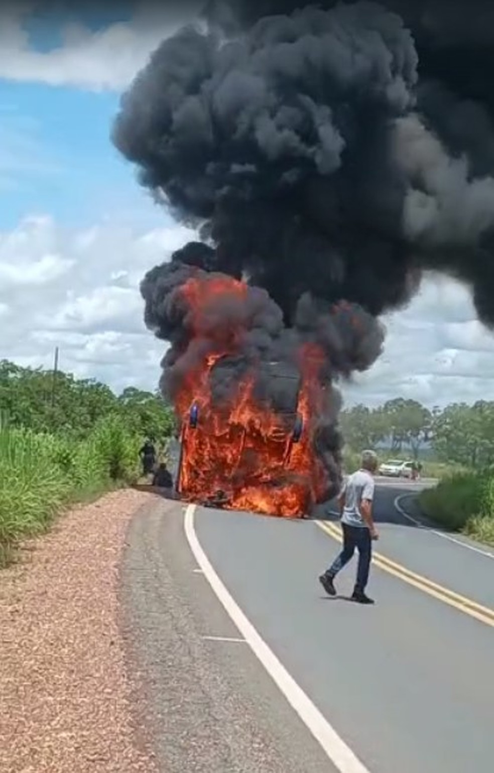 Ônibus pega fogo na MT-010 em Rosário Oeste — Foto: Reprodução