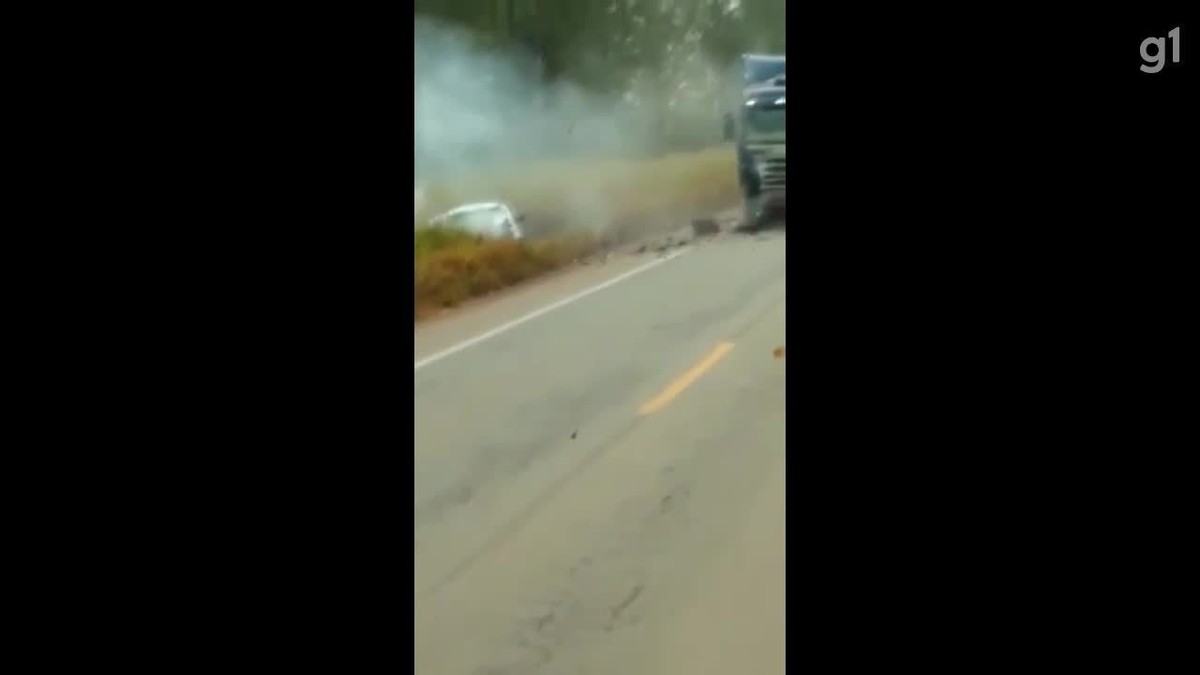 Vídeo mostra momento em que motorista bate de frente com carreta na BR-364 em RO