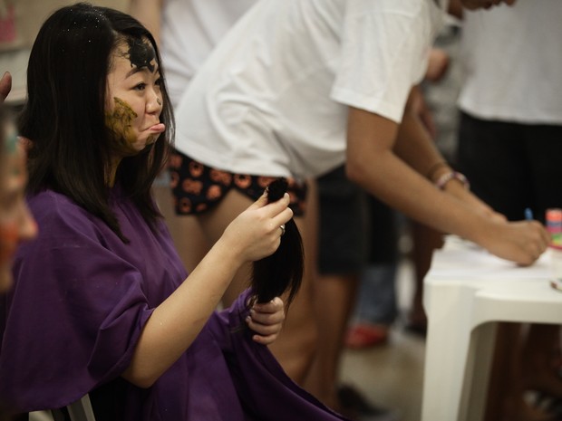 Trote na USP: Poli organiza corte de cabelo (Foto: Caio Kenji/G1)