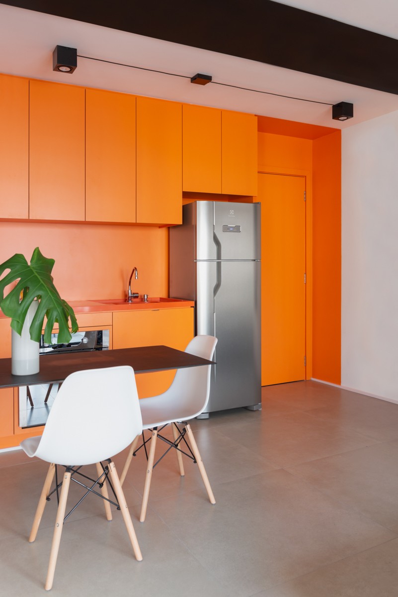 Décor do dia: cozinha laranja pequena com móveis multifuncionais (Foto: CRIS FARHAT/DIVULGAÇÃO)