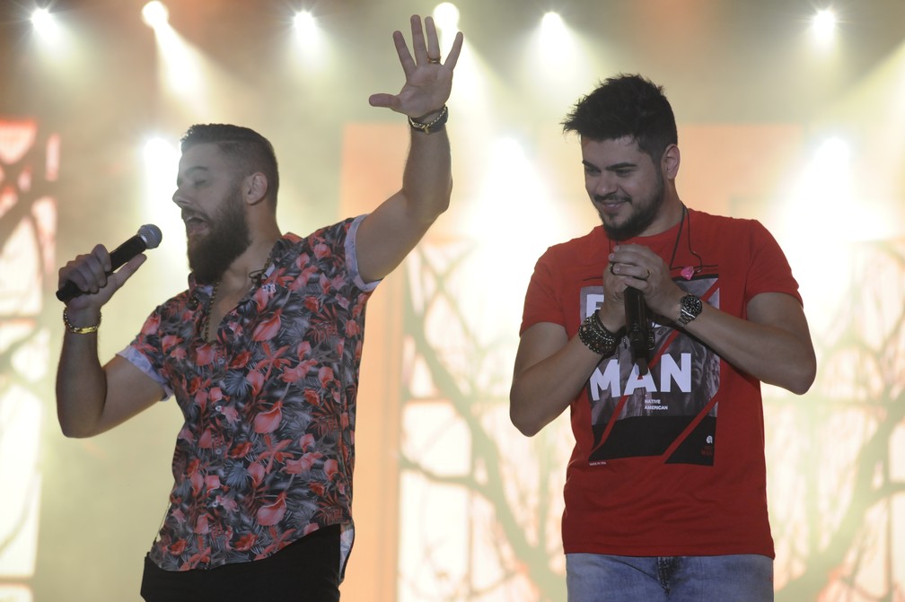 Zé Neto e Cristiano desfilaram hits durante show em Americana — Foto: Júlio Cesar Costa/G1