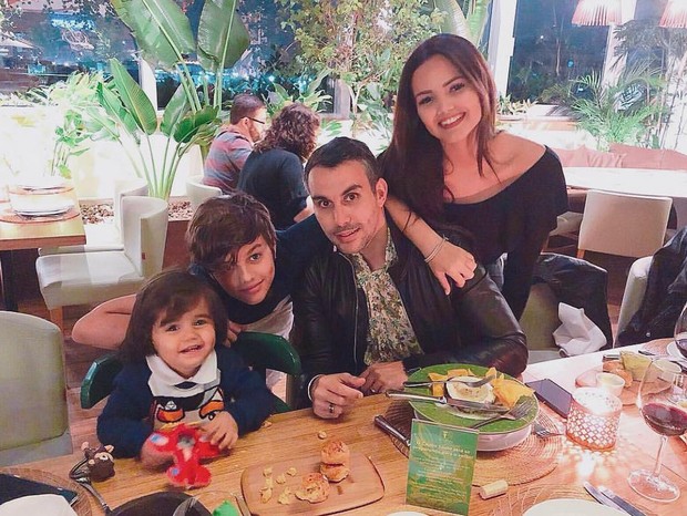 Mico Freitas posa com os filhos: Arthur, Vitor e Suzanna (Foto: Reprodução/Instagram)