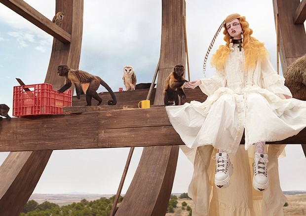 A noiva gótica do Cruise 2019 da Gucci, que ganha um ar ainda mais dark graças a sua maquiagem, pode ser o ponto de partida perfeito para uma fantasia fashionista. (Foto: Divulgação) A noiva gótica do Cruise 2019 da Gucci, que ganha um ar ainda mais dark graças a sua maquiagem, pode ser o ponto de partida perfeito para uma fantasia fashionista. (Foto: Divulgação)