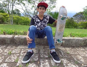 Patrick, de 12 anos, não desgruda do skate (Foto: Vinicius Lima/GLOBOESPORTE.COM)