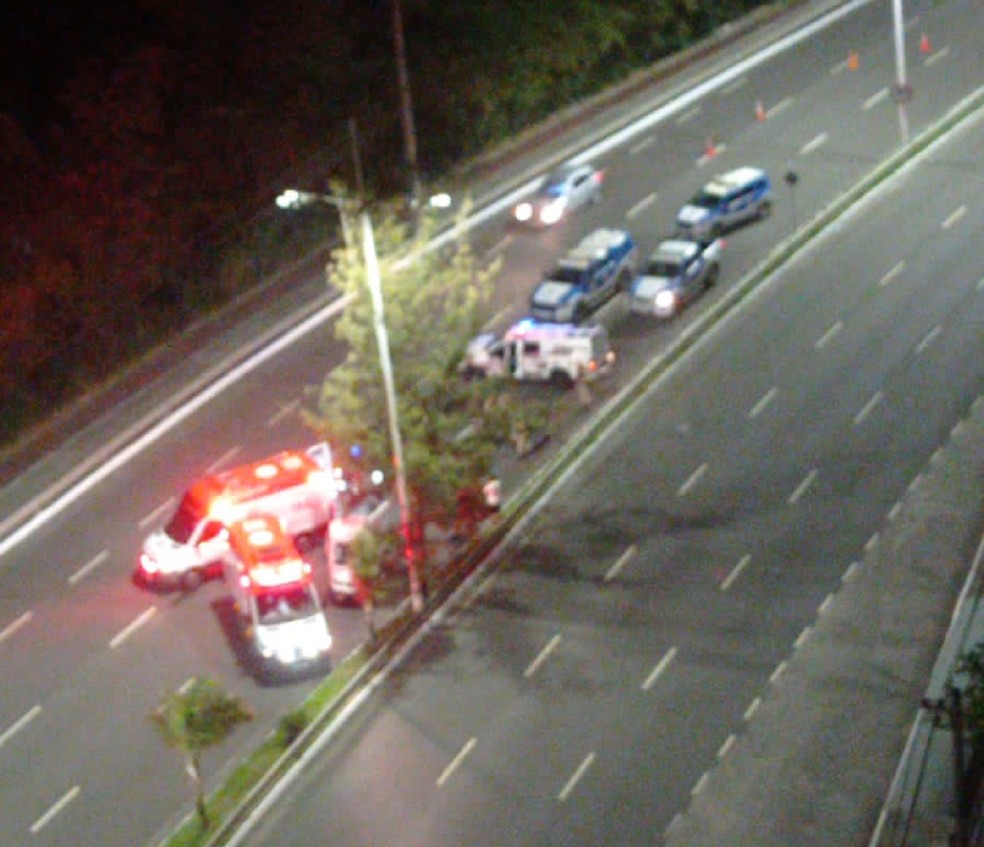 Motorista por app é baleado na Av. Pinto de Aguiar, em Salvador — Foto: Reprodução/TV Bahia