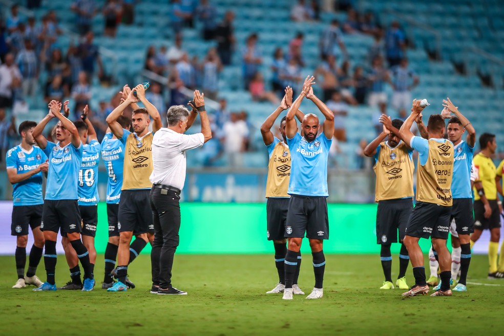 Renato e jogadores após a vitória do Grêmio em cima do Ferroviário — Foto: Lucas Uebel/Grêmio