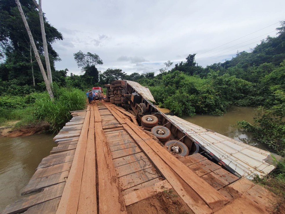 Carreta tombou em ponte em Alta Floresta (MT) — Foto: Divulgação 