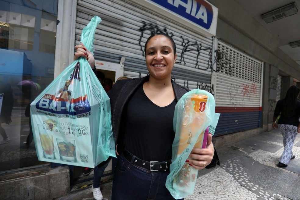 Em foto de arquivo, consumidora mostra produtos após fazer compras no Centro de São Paulo (Foto: Marcelo Brandt/G1)