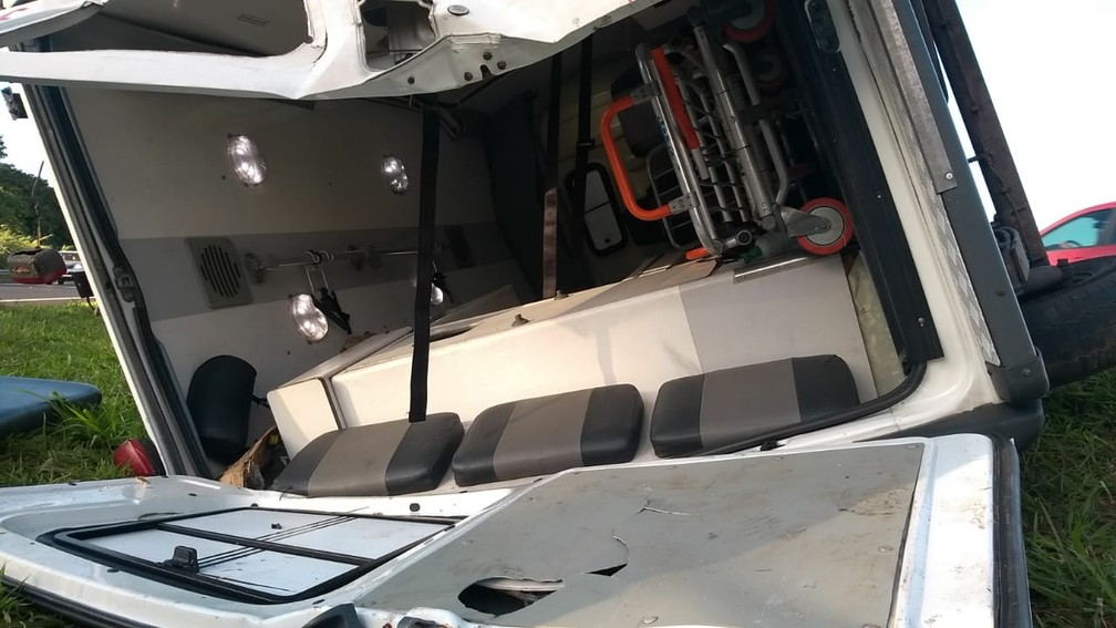 Segundo as primeiras informações dos bombeiros, duas pessoas ficaram feridas após o acidente em Marília — Foto: Raphael Fernandes/TV TEM