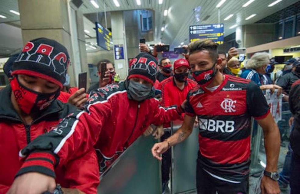 Isla foi recebido por cerca de 30 torcedores no aeroporto — Foto: Alexandre Vidal / Flamengo