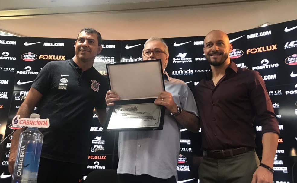 Roberto de Andrade recebeu uma placa de Alessandro e Carille (Foto: Bruno Cassucci)