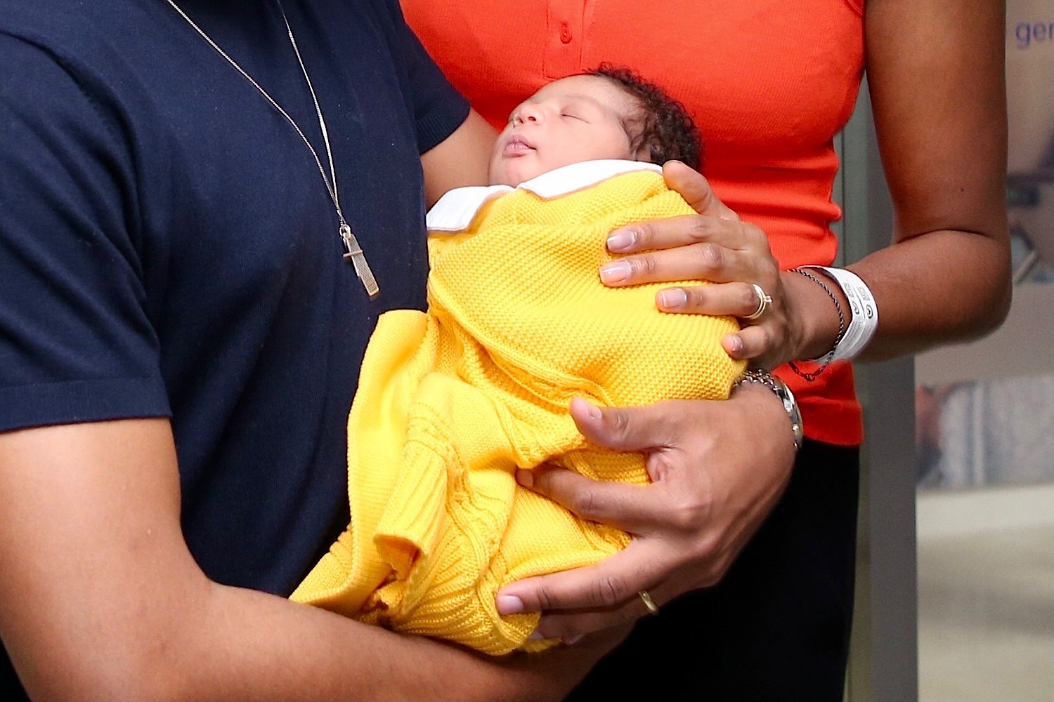 Fabi Claudino e Vini Gram deixam maternidade com filho  (Foto: Brazil News)