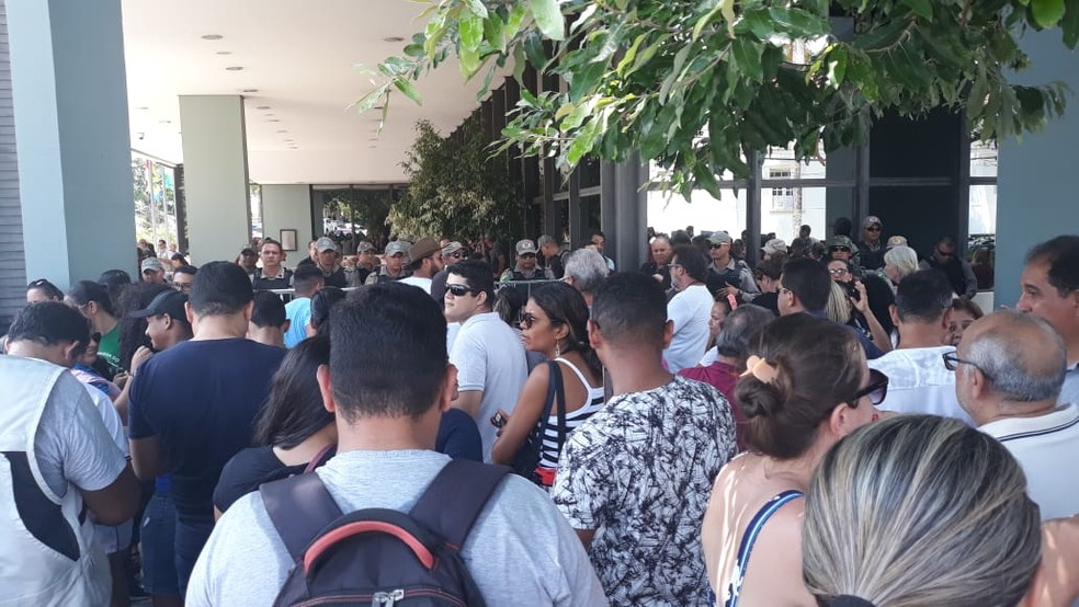 Manifestantes pressionar para entrar e acompanhar votação da reforma da Previdência no AC — Foto: Iryá Rodrigues/G1