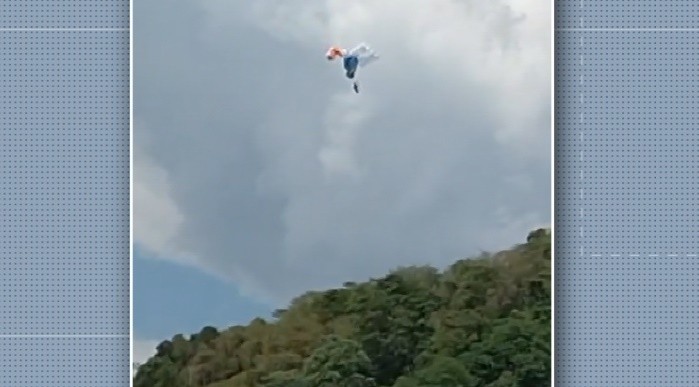 VÍDEO: Piloto de parapente cai sobre árvores durante campeonato em Andradas, MG
